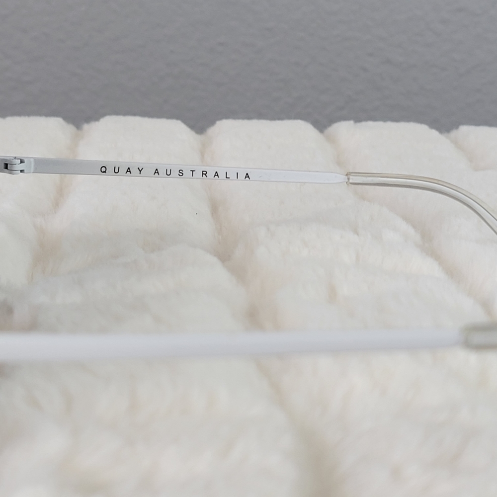 QUAY // ltd ed kylie jenner collab white glam oversized retro-chic aviators - Picture 12 of 16
